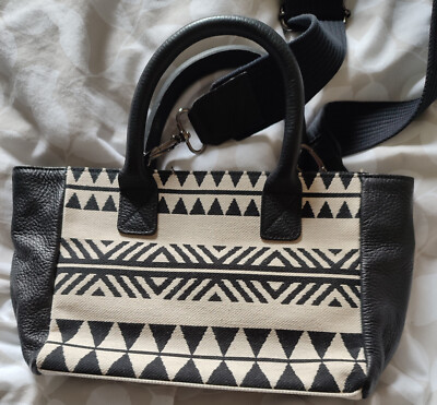 Devotion Twins Handtasche klein schwarz/cremeweiß Handarbeit Griechenland neu ohne Etikett Crossbody