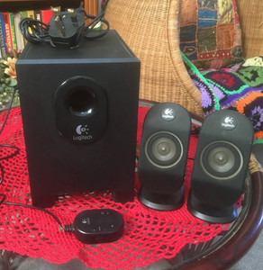 LOGITECH-X210 LAUTSPRECHERSYSTEM FÜR TV/PC ETC. LAUTSTÄRKEREGLER KABEL REPARATURBEDÜRFTIG