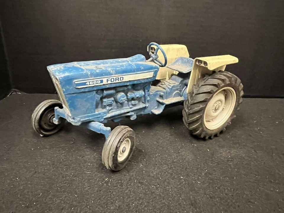 VINTAGE ERTL 1:12 SCALE 4600 FORD TRACTOR W/ PLASTIC FENDERS - Image 2 of 4