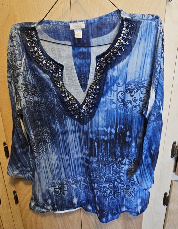 C2- Chico's Blue Beaded V-Neck Long Sleeve Blouse 100% Polyester Size 1