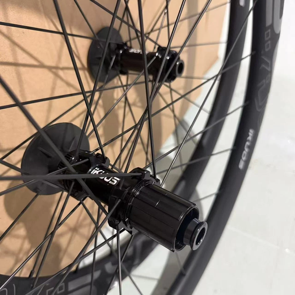 Juego de ruedas de carbono IKUOS Road 700c 50/55/65 mm cubiertas freno de disco eje pasante Foto 4 de 4