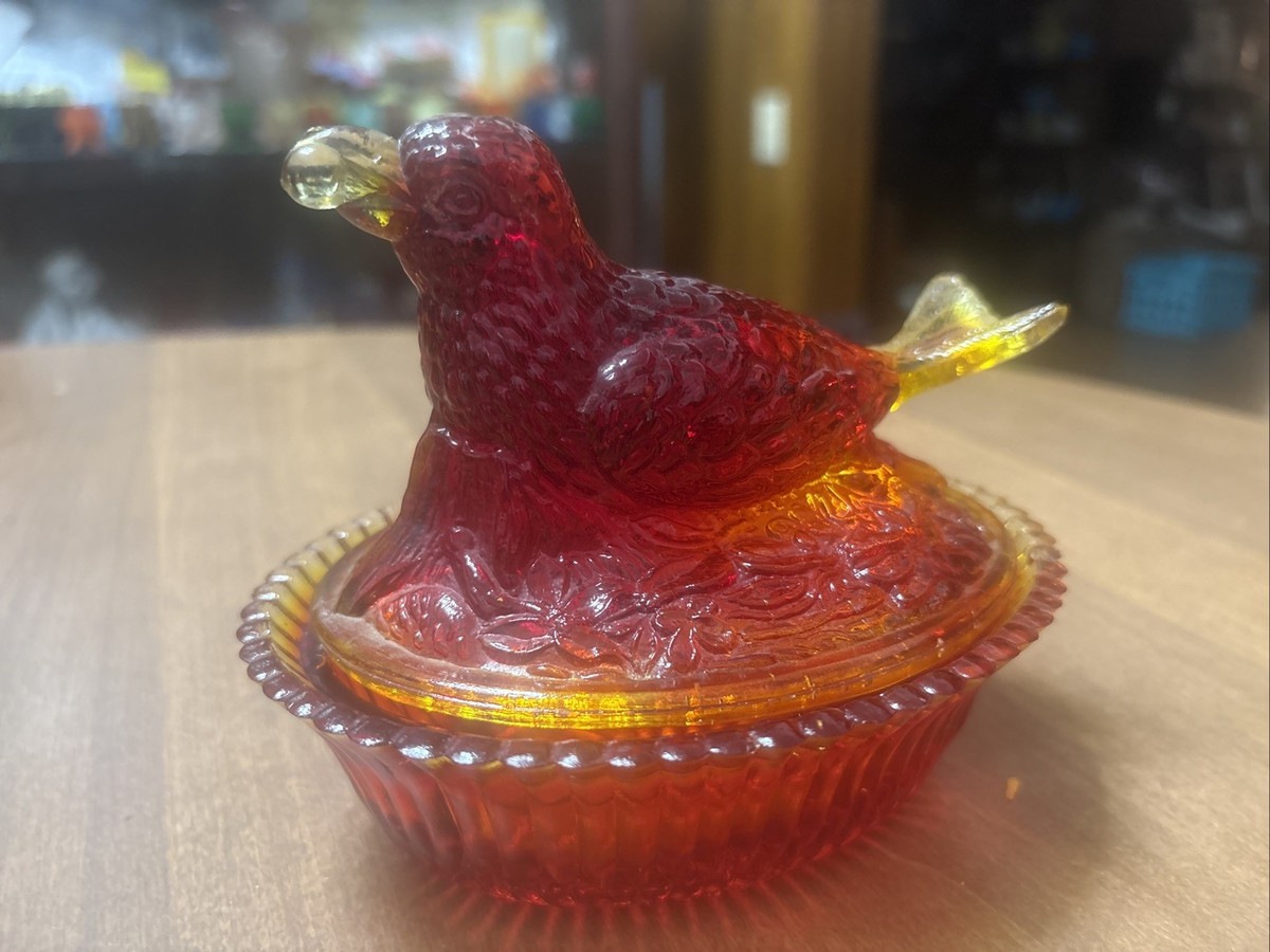 Vtg. Amberina GLASS RED Robin Bird with Berry in Beak on Nest