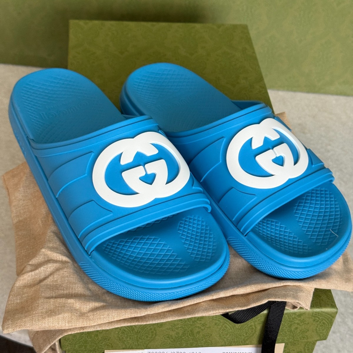 GUCCI 780296 Blue Rubber Men display picture 2