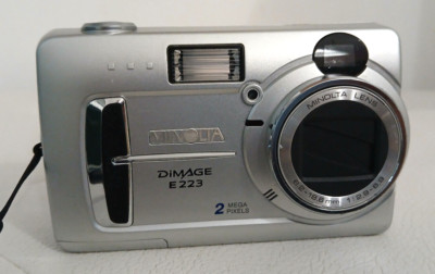 Minolta DiMAGE E223 2,0 MP Digitalkamera Silber Funktioniert Vintage