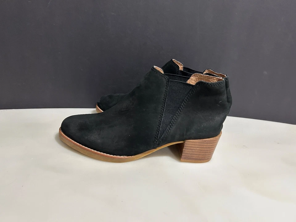 NEW NEVER WORN ALL BLACK 39 or 8.5 US Suede Ankle Boots Rubber natural sole - Image 3 of 4