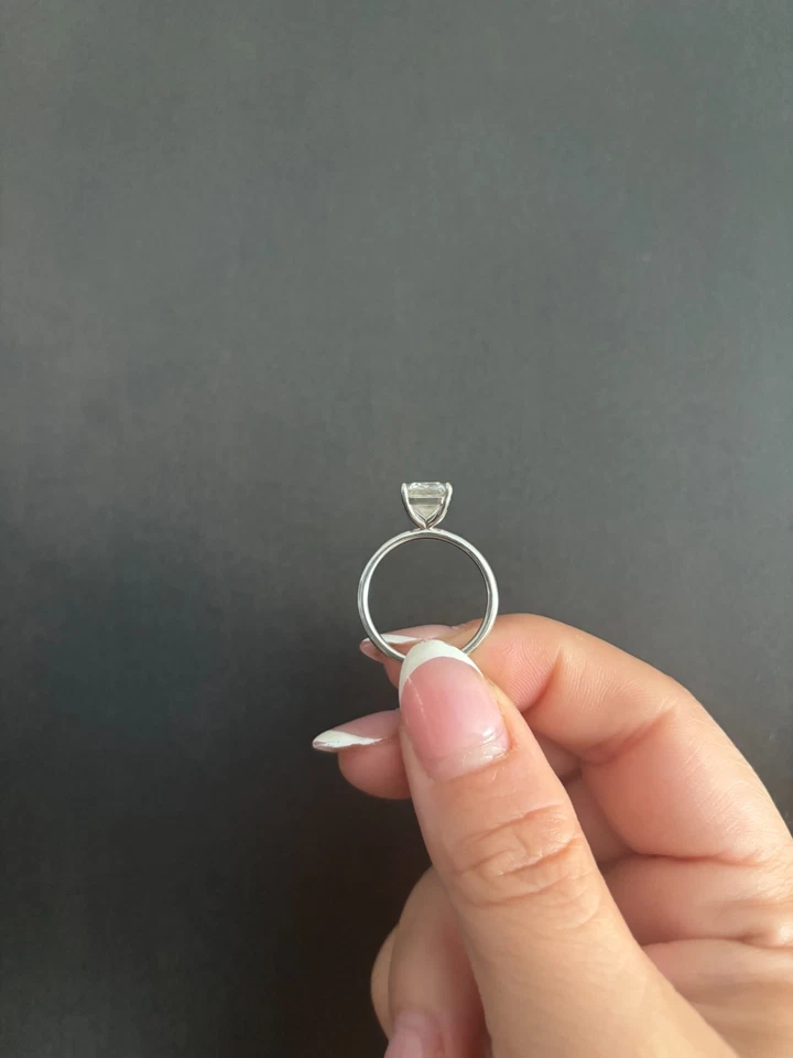 Anillo de compromiso oro blanco 14k corte esmeralda Foto 4 de 4