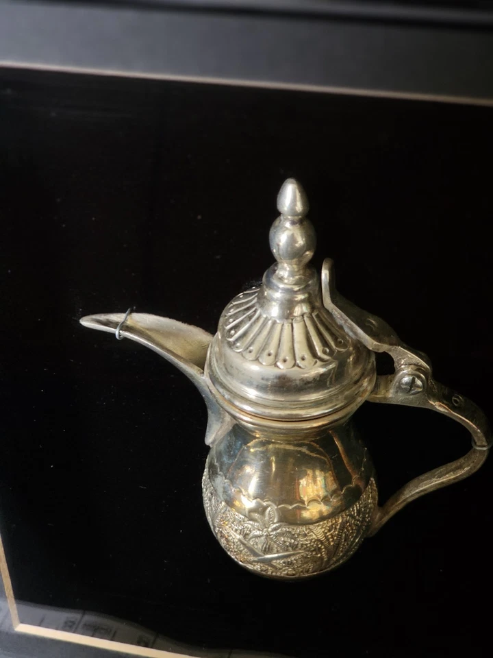 Antigua cafetera islámica Dallah miniatura plateada enmarcada Foto 4 de 4