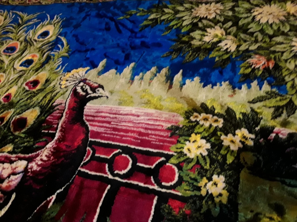 Tapisserie Murale Vintage P.T.C. Paysage Avec Paon - Dimensions 72 X 49 Pouces - Fabriquée Au Liban