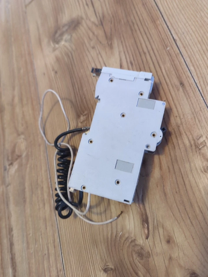 KQE C20 SQUARE D 20 AMP CURVE C 10kA 30mA RCBO TYPE AC KQE 120C031 , SENT FAST  - Image 4 of 4