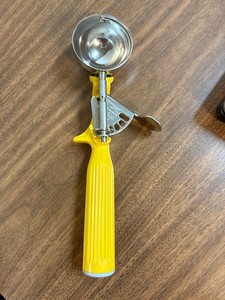 Vollrath Ice Cream Scoop Thumb Disher Yellow Handle #47144 stainless 1-5/8 oz