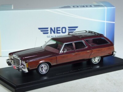 (KI-06-33) Neo Scale Models 44796 Chrysler Town & Country Wood in 1:43 in OVP