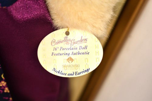 SWAROVSKi JEWELRY CAMELIA GARDEN COLLECTION 16" PORCELAIN DOLL IN DISPLAY CASE - Picture 5 of 12