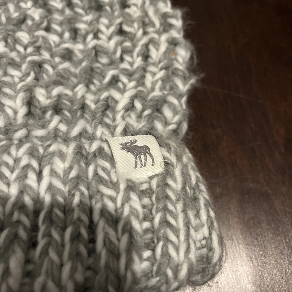 Abercrombie & Fitch Niños Invierno Sombrero/Gorro Gris Con Pompón Foto 3 de 4