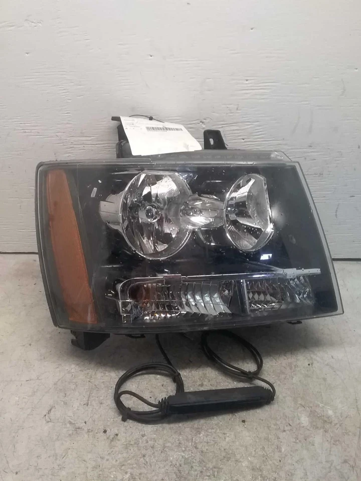 Used Right Headlight Assembly fits: 2013 Chevrolet Suburban 2500 Right Grade C Foto 2 de 4
