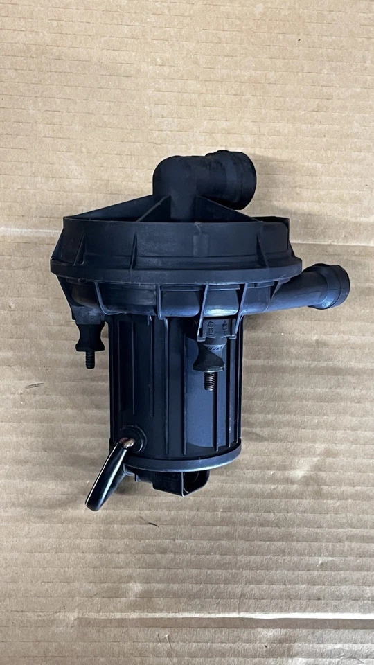 AUDI ALLROAD QUATTRO 2003-2005 4,2 L - Bomba de inyección de aire secundaria 079906601B Foto 2 de 4