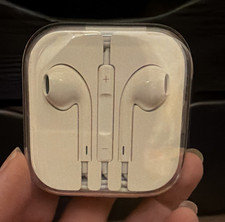 Apple EarPods In-Ear Wired Earbuds 3.5mm Jack w/ Mic Volume Control White NWT