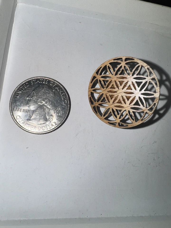 Prendedor de geometría sagrada flor de la vida grabado en madera marrón Foto 3 de 3