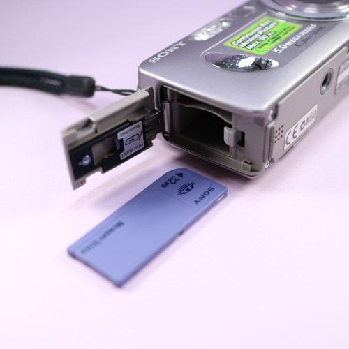 Cámara digital Sony Cybershot DSC-P10 5,0 MP plateada probada con tarjeta de memoria - Imagen 7 de 8