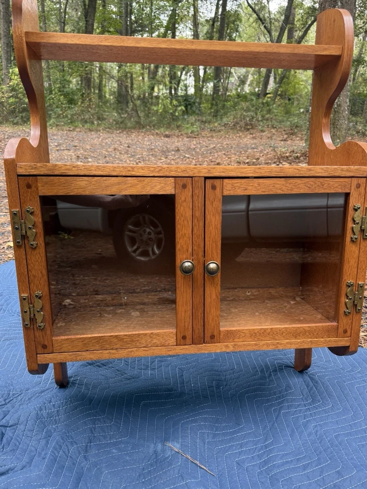 Gabinete/estantería colgante vintage/antigua de madera dura de dos puertas de vidrio Foto 2 de 4