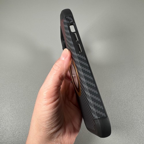 Funda para iPhone 14 Pro - Patrón de Fibra de Carbono Rojo | Círculo Magnético Dorado - Imagen 7 de 16
