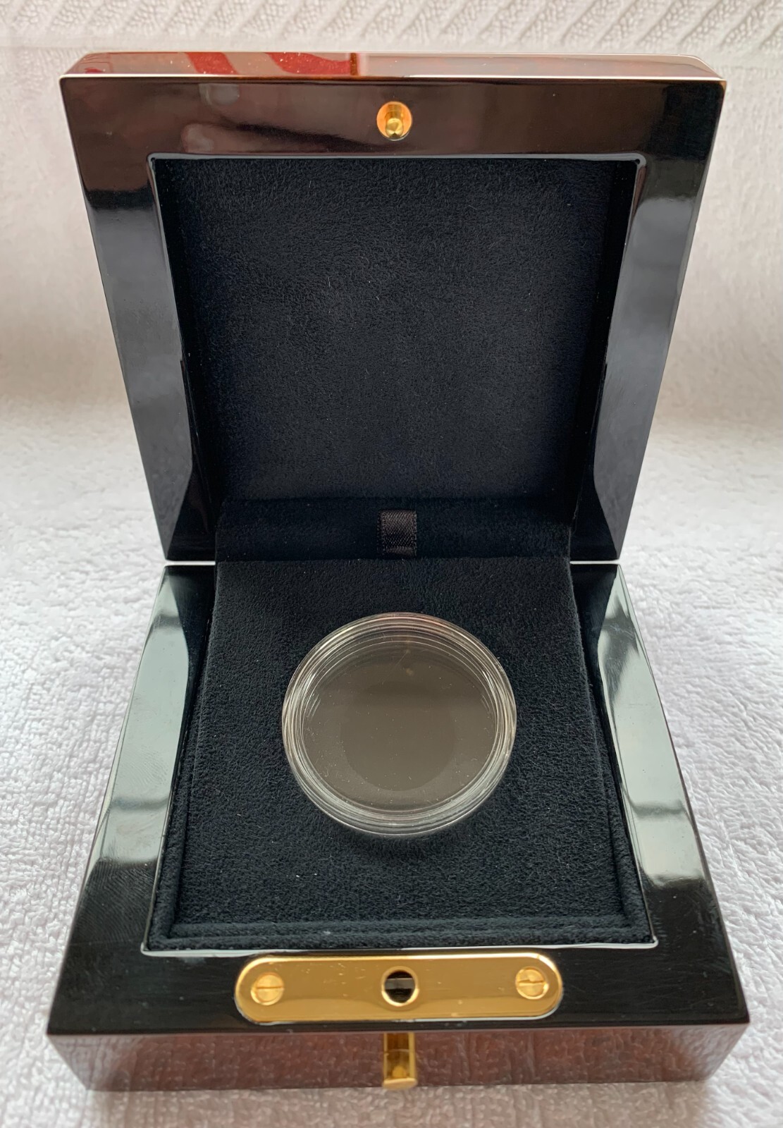 £5 Crown 5 Sovereign Walnut Case, Capsule, Outer Foam and Outer Box All Original