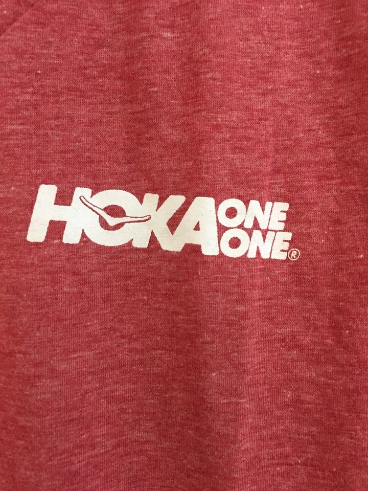 Camiseta deportiva para mujer Hoka One One Running Gear logotipo rojo nueva sin etiquetas pequeña cuello en V Foto 2 de 4