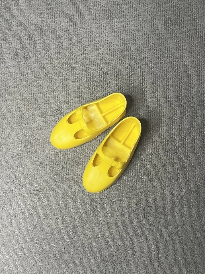 Muñeca Chrissy Ideal de Colección Zapatos con Correa en T Juguete Amarillo Años 70 Foto 3 de 4