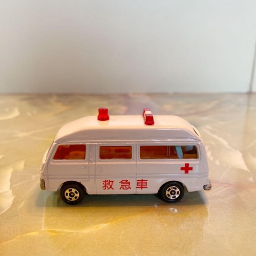 Tomica No. 36 Nissan Caravan Ambulance - Picture 2 of 6