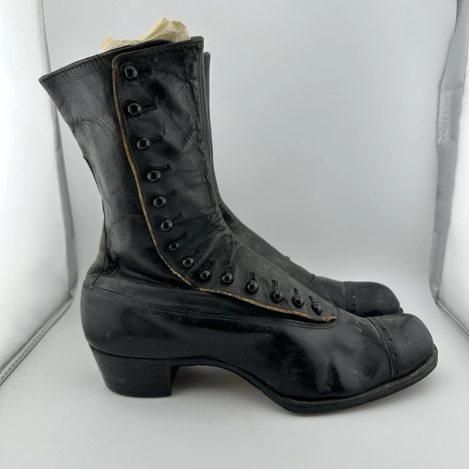 古董 19 世纪女士维多利亚靴黑色纽扣皮革破旧别致装饰 — 第 2/4 张图片