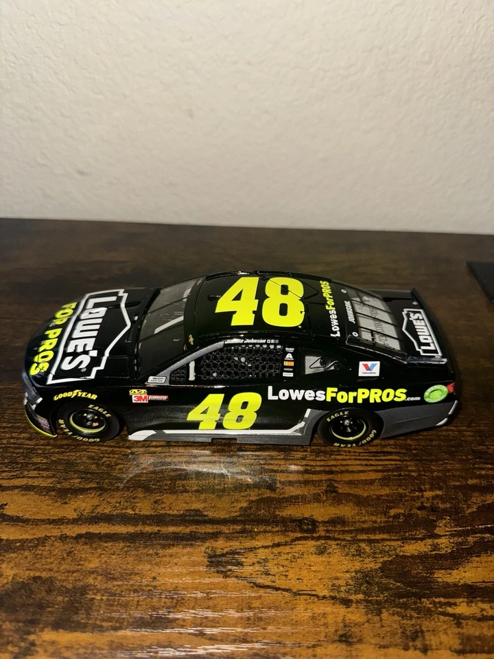 Lionel 1:24 Scale  #48 Jimmie Johnson Lowe’s For Pros 2018 Camaro 1 Of 1885 MiB - Image 4 of 4