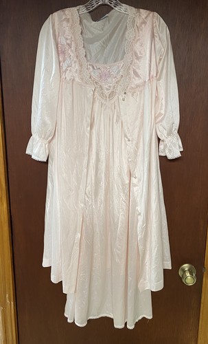 LORRAINE ensemble vintage pegnoir chemise de nuit et robe boutons nacrés brodés petit