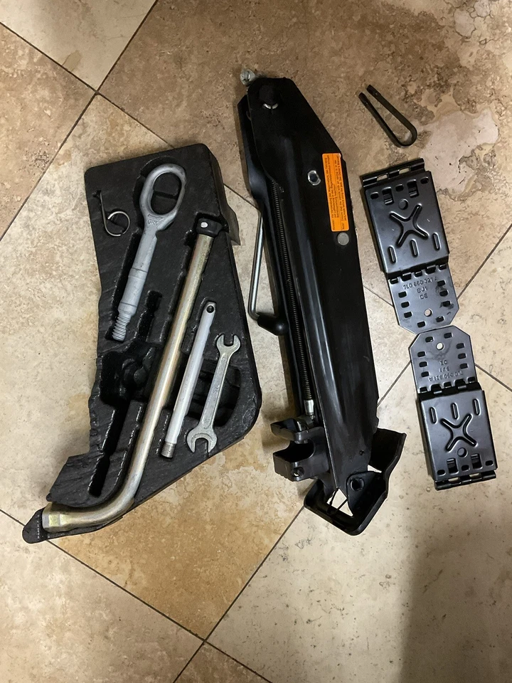 VW Volkswagen Touareg 2004-2007 gato de neumático con llave y herramientas OEM Foto 4 de 4