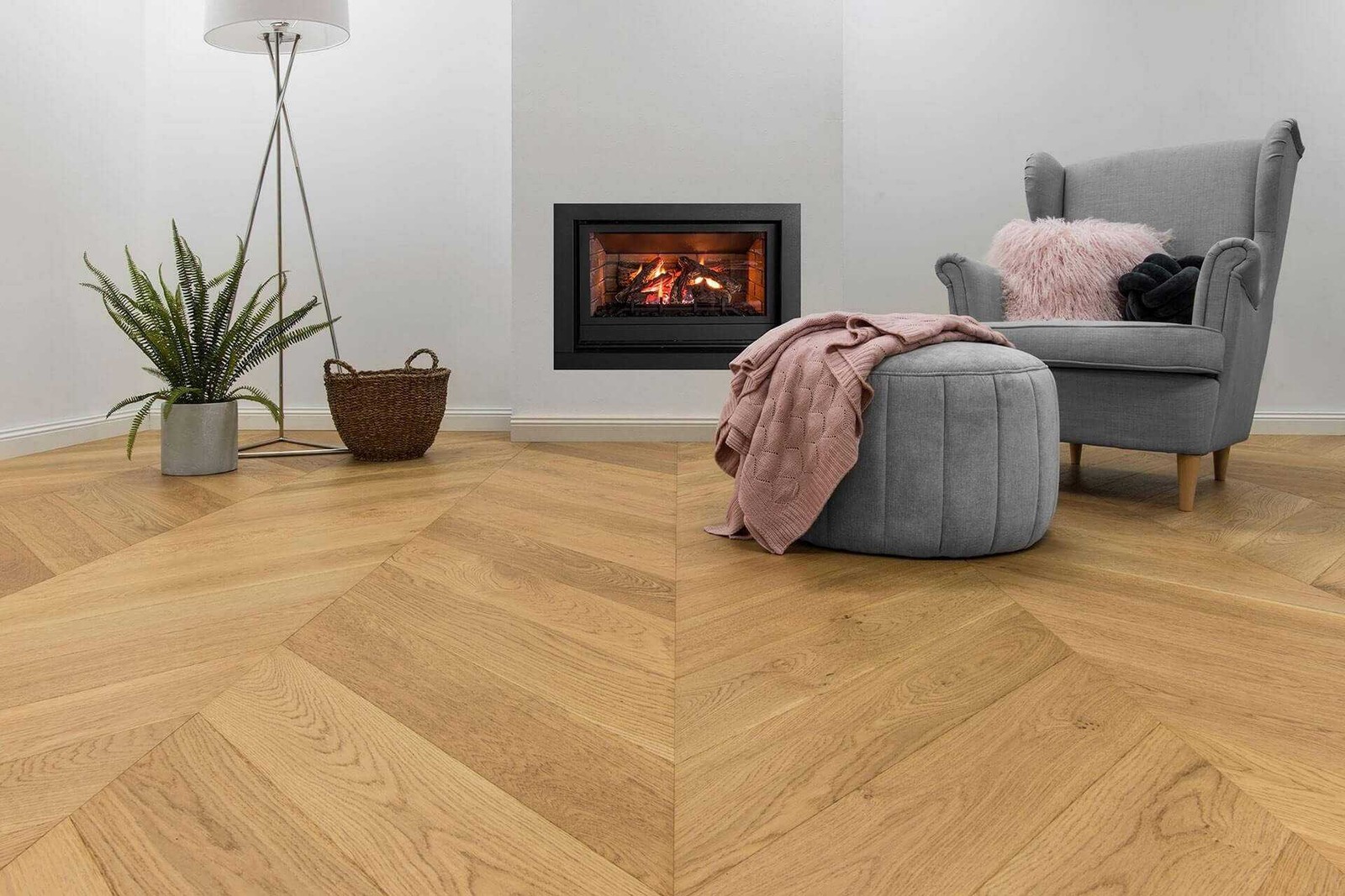 Parquet flottant contrecollé Point de Hongrie pour sublimer la lumière naturelle du salon
