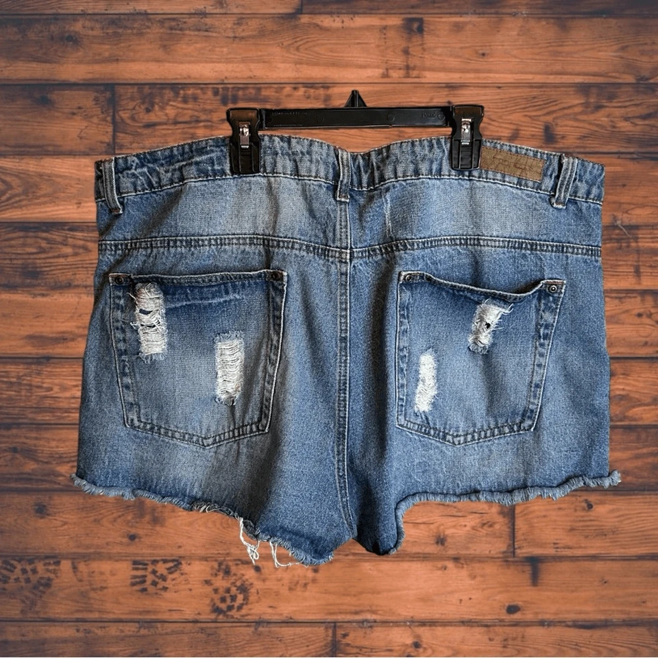 Pantalones cortos de mezclilla Boohoo desgastados con dobladillo crudo talla 20 de Estados Unidos Foto 2 de 4