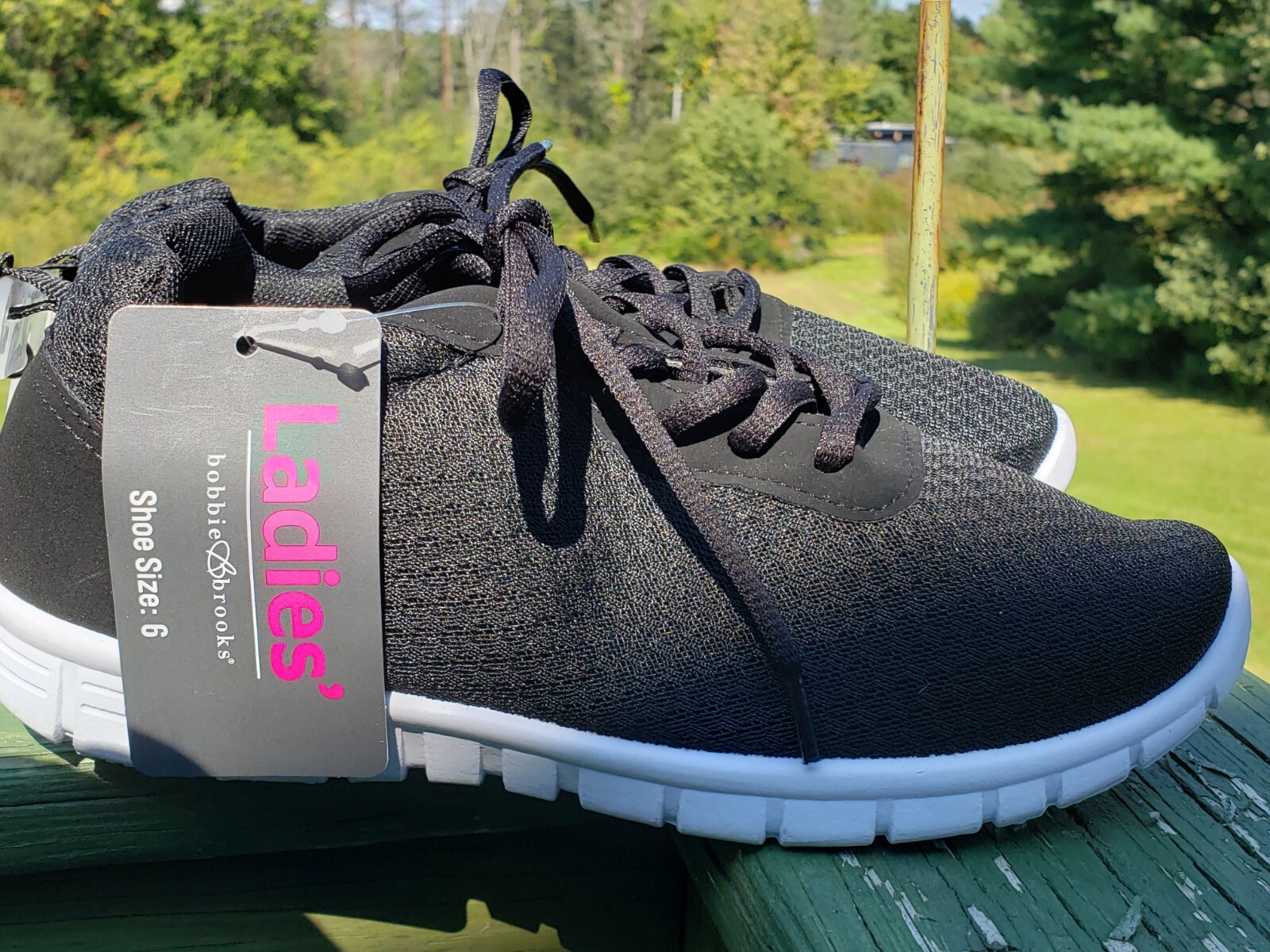 SAOLA Scarpe donna Bobbie Brooks taglia 6 nere a rete con suola bianca NUOVE