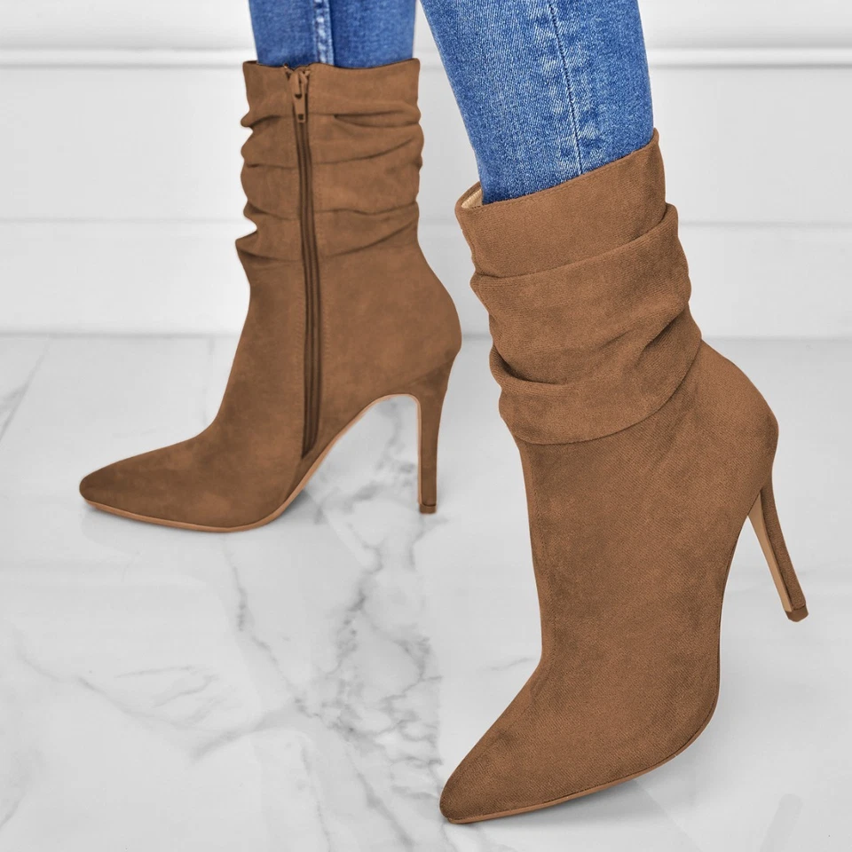 Botas cortas elegantes de invierno para mujer con cremallera lateral de cuero punta de tacón alto Foto 3 de 4