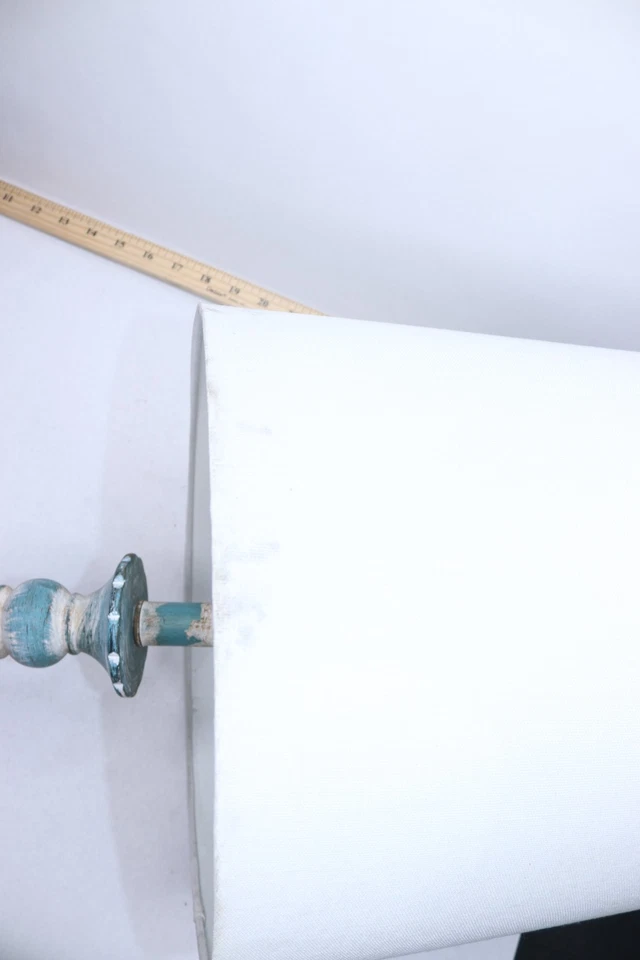 (1 paquete) Lámpara de mesa de resina con candelabro esculpido envejecido - La pantalla está sucia  Foto 4 de 4