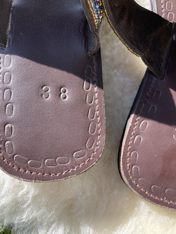 Sandálias chinelo African Maasai feminina couro genuíno com miçangas BOHO serve tamanho 7-8 - Imagem 3 de 4