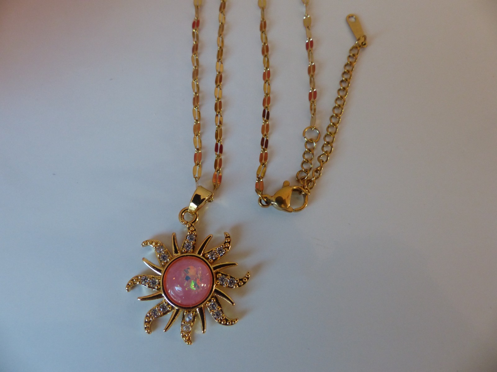 Collier pendentif tournesol doré et rose en acier inoxydable par Bijoux des Lys