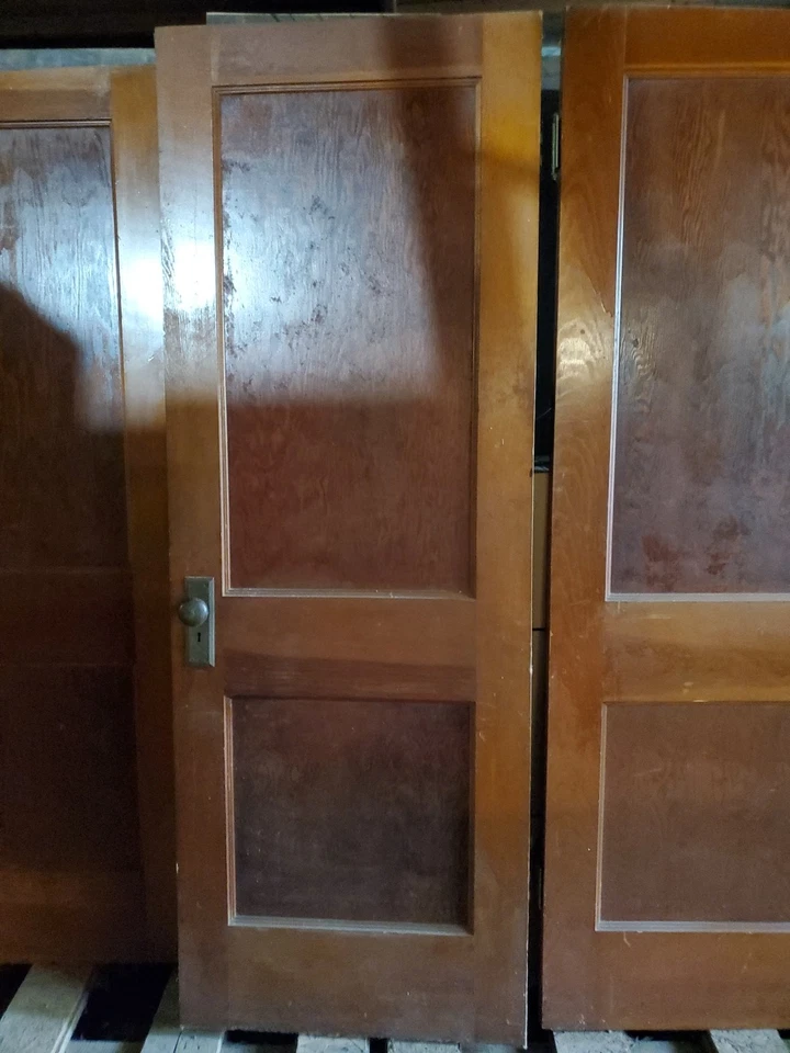 3 puertas interiores vintage 1940 madera maciza oscura con tiradores y algunas bisagras Foto 3 de 4