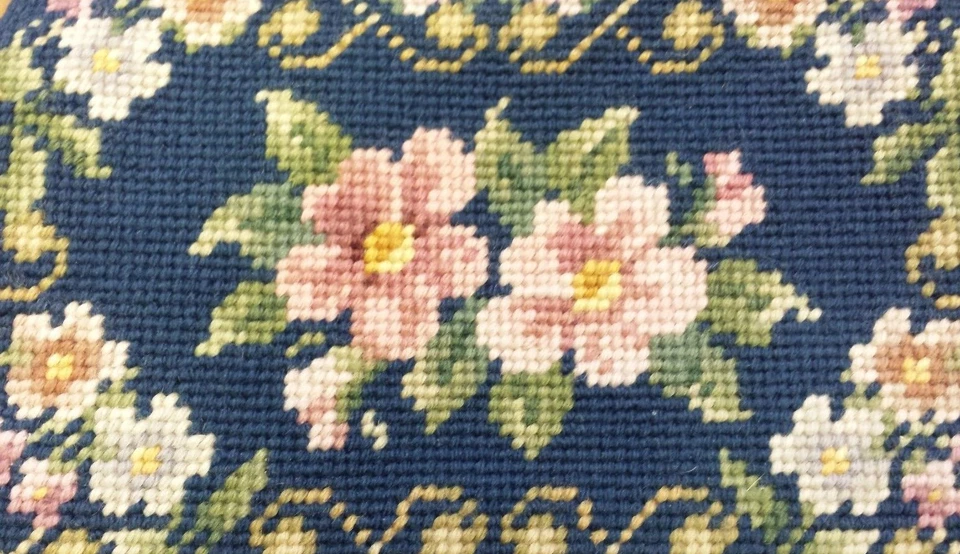 De colección. Bolso de mano azul real, floral, punta de aguja, baguette, correa de eslabones de cadena de latón Foto 2 de 4