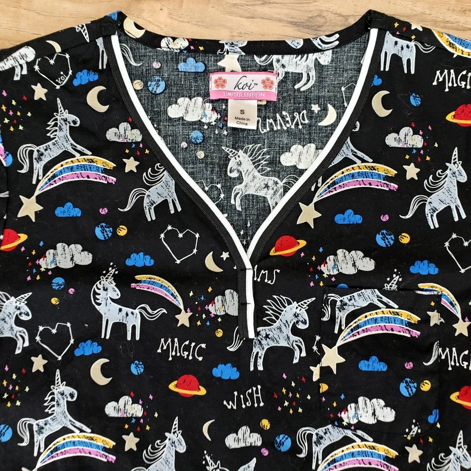 Koi ограниченный выпуск женский скраб-топ с единорогом размер S медицинские радуги - Изображение 2 из 4