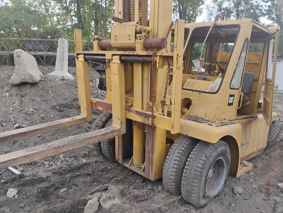 25,000 lb Capacity FORKLIFT - DIESEL - CATERPILLAR - 12 TON - 8' Forks MILITARY - Image 3 of 4