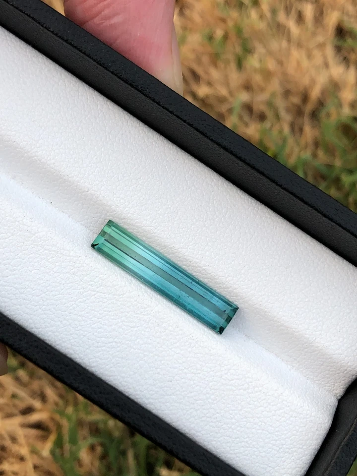 翡翠切割双色碧玺:5.9 克拉散装宝石,阿富汗 — 第 2/4 张图片