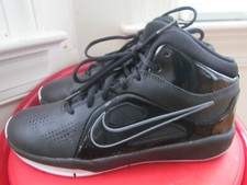 NIKE TEAM HUSTLE BOY'S BASKETBALL SHOES SIZE 7Y