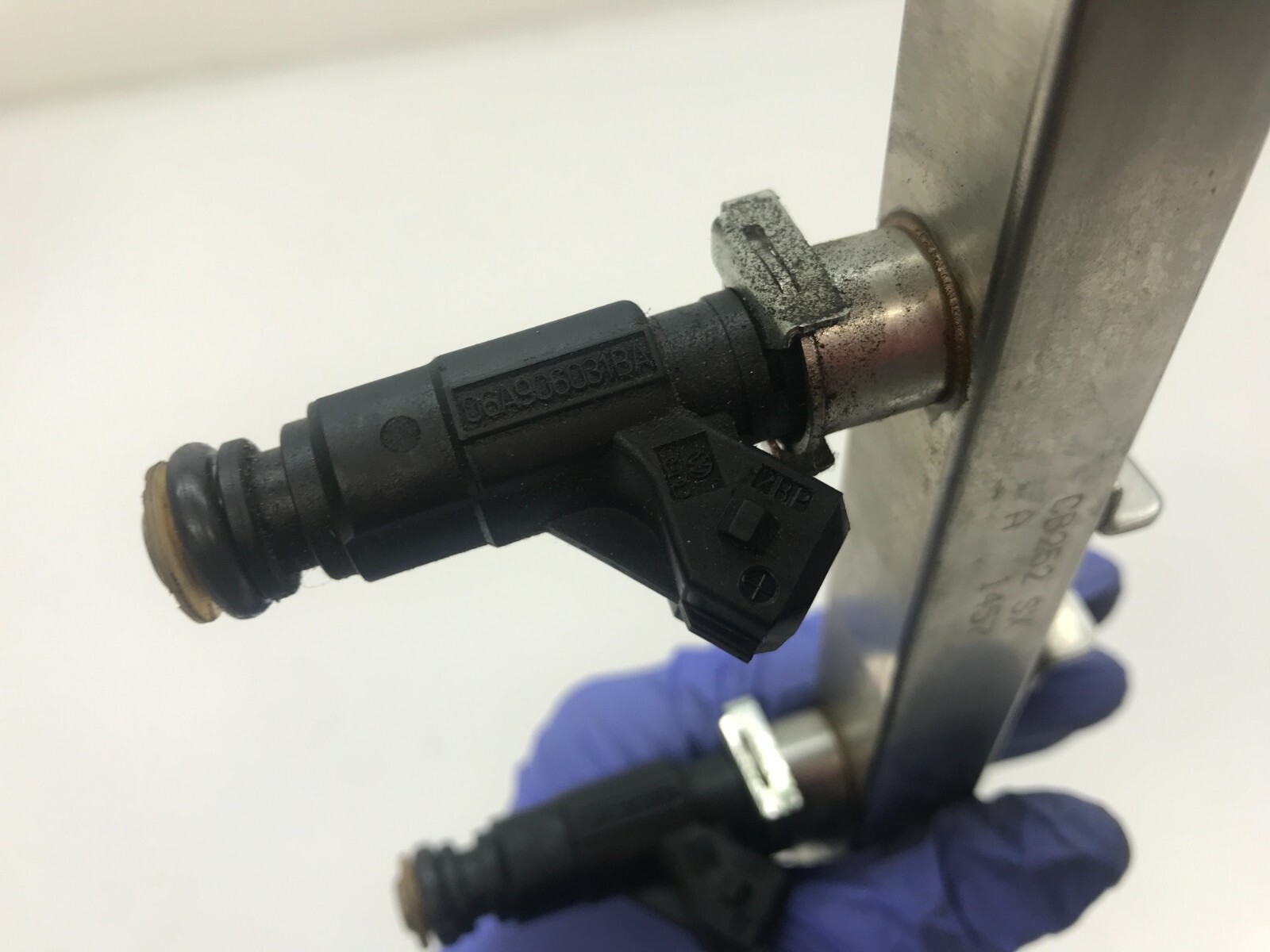 LAMBORGHINI GALLARDO DRIVER LEFT LH FUEL INJECTOR WITH RAIL OEM 07L133681E