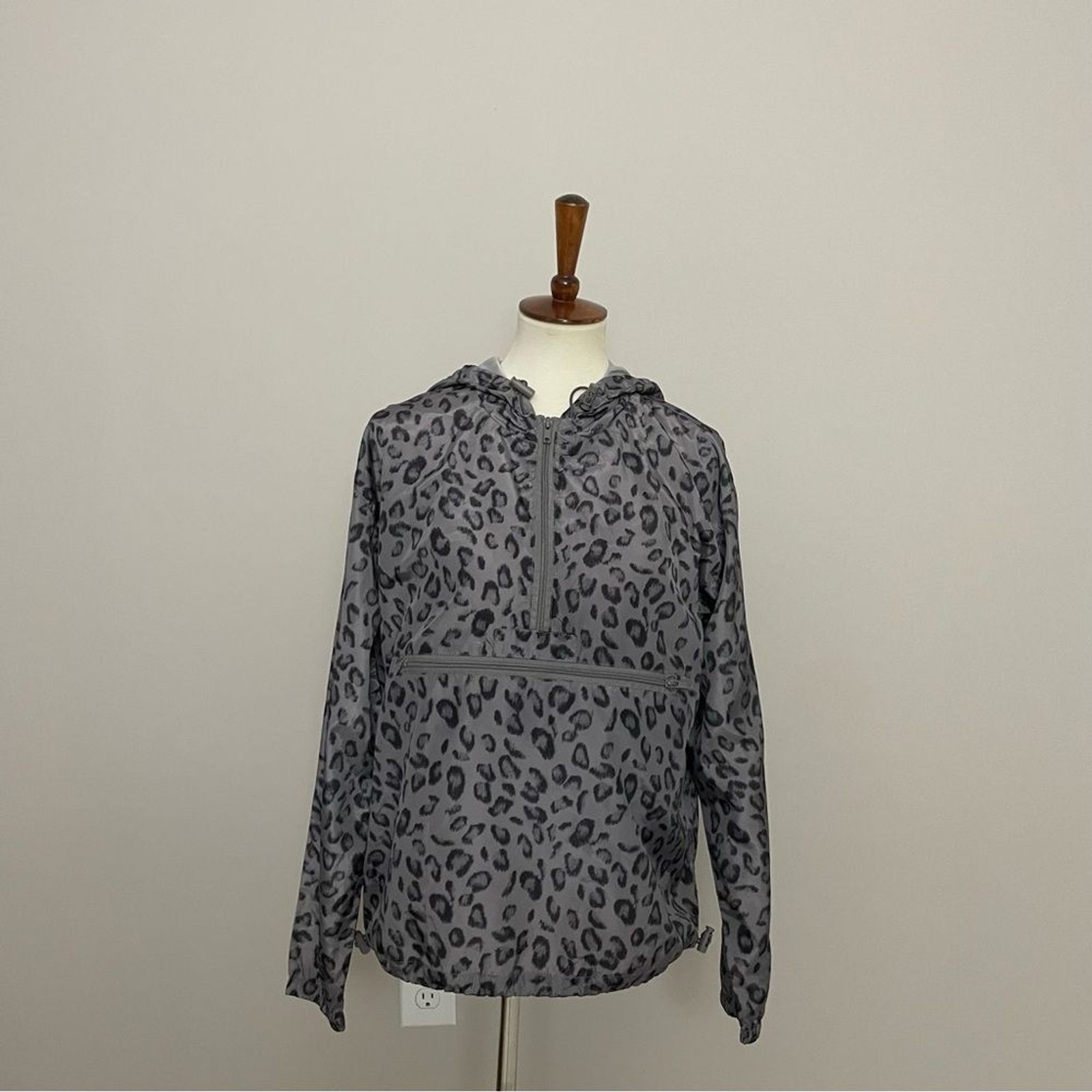 Thread & Supply Jacket Pullover Leopard Animal Pr… - image 1