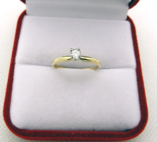 Elegant Solitaire Round .15ct Diamond Ring in Solid 14k Gold, size 5.5 - Picture 2 of 6