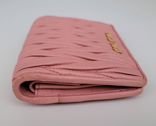 AUTÉNTICA BILLETERA COMPACTA DE CUERO CON SOLAPA DOBLE PLEGABLE MIU MIU MIU MELASSE NAPPA USADA - Imagen 5 de 12
