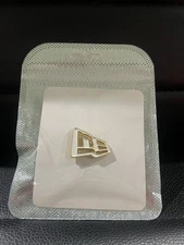Hat Pin New Era logo all white with gold colored outline